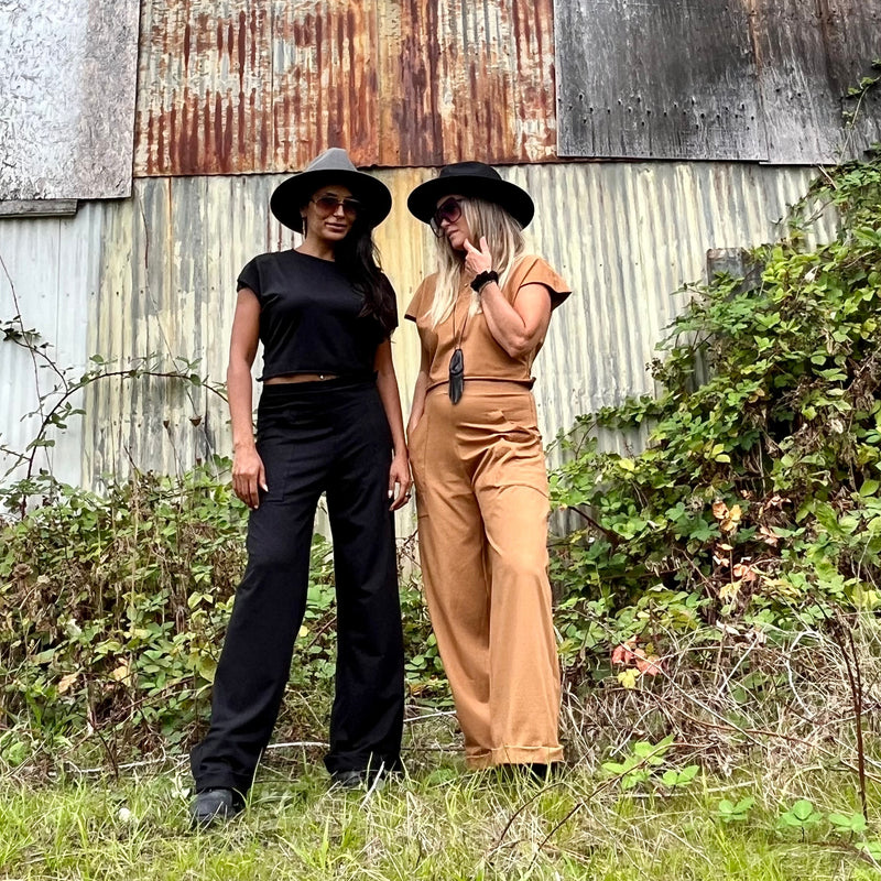 Dakini + luxe Trouser in monochrom black & in monochrome tobacco